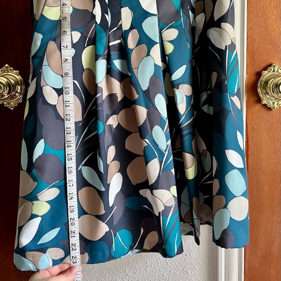 Ann Taylor size 6 skirt soft and silky Skirt. - Picture 6 of 8